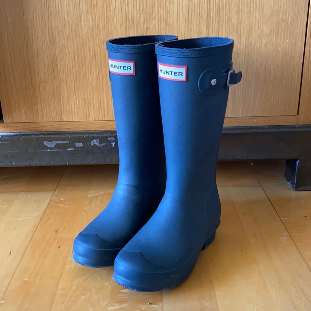 Hunter rain boots. Navy blue. Size 3G/2B